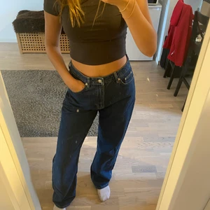 Mörkblåa jeans från nakd  - Superfina blåa jeans från nakd, i strl 38🤩