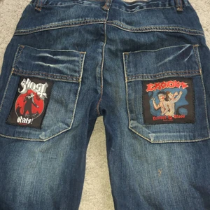 snygga byxor med tryck! - dessa byxor har jag endast använt en gång. de är i jättebra skick och inga defekter. snygga tryck där bak. och det är low-waist/mid-waist. (beror på hur man har de)