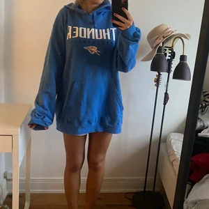 Blå hoodie - Blå oversized hoodie från adidas. Man ha den som myströja så som på första bilden eller stoppa in den som på andra bilden.