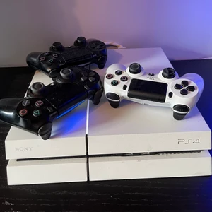 Playstation 4 - Hej! Säljer mitt PlayStation 4 som funkar perfekt men säljs eftersom jag inte har någon användning av det, 3 kontroller medföljer och säljs som en enhet för 2 000 kr