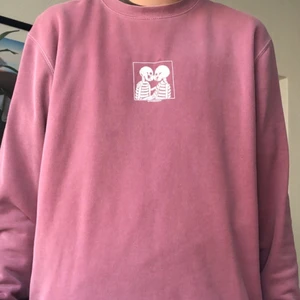 Doomsday company sweatshirt  - Fin sweatshirt. Köpt i våras, använda fåtal gånger. Skriv vid intresse. Jag står ej för frakt 