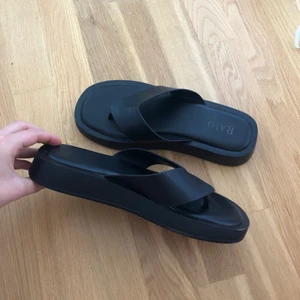 Flipflops  - Svarta flip flops i skinn
