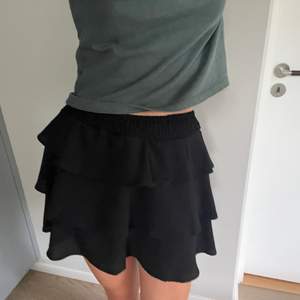 Supergullig kjol från Vero Moda som passar till allt. Har sytt ner den i midjan för att göra den mer lågmidjad. Köparen står för frakt 🖤