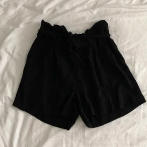 Svarta linneshorts - Svarta linneshorts från Lindex. Kom aldrig till använd så de är i nyskick. Finns snören som man kan knyta åt med