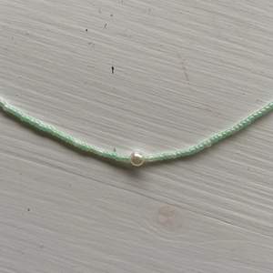 Handgjort halsband med skruv ”knäppe”/snängings grunka…  kund står för frakt 📦🌸🌸🌸
