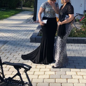 Klänning - Svart klänning med stenar på överdelen och lite slits där fram. Det svarta tyget är jätte stretchigt och bekvämt