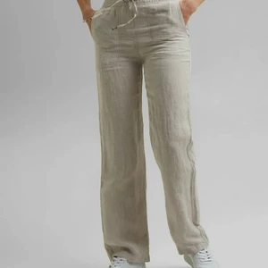 Linnebyxor Esprit - Säljer dessa populära linnebyxor från Esprit. Köpte dom från en tjej här på plick men känner inte att de var min stil😊 Färgen är ljusare än vad den är på hemsidans bild. Storlek 34. Säljer för 400kr Nypriset var 700kr. Frakt tillkommer , kan även mötas up