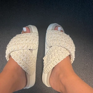 INUIKII 36/37 - Säljer mina nästan helt nya inuikii i 37 men mer som 36. Endast använda en dag inomhus på kontor. Hela och rena . Kartong medföljer. Ingen prut 