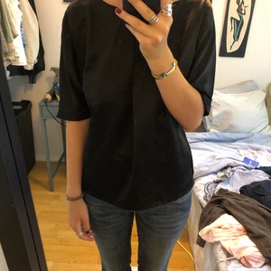 Trekvartsärmad topp! - Den fiiinaste kortare ärmade topp som köptes runt 2 månader sen men är helt oanvänd! Den är i silkeimitation💘🥰