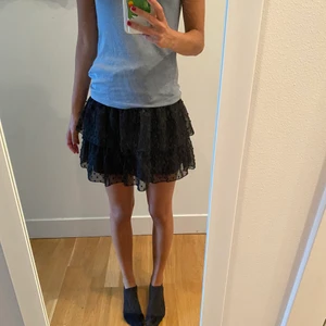 Volangkjol - Superfin volangkjol till sommaren men som även passar till en tjockare tröja på hösten🌼💕