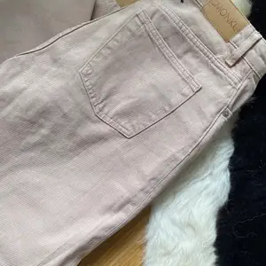 Puderrosa/beigea jeans från Monki. Aldrig använda. Höga/medel i midjan. Medelstretch. Rak/flare 