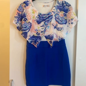 Klänning  - Super elegant och fin klänning som ger en väldigt fin form. Använd 1 gång. Storlek M/L