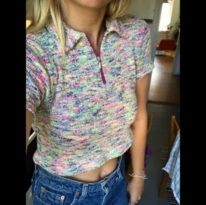 Finstickad Crop top vintage  - Superfin finstickad crop top med krage och dragkedja. Köpt second hand på Humana. Ej storleksmärkt men uppskattad till typ xs-small. 