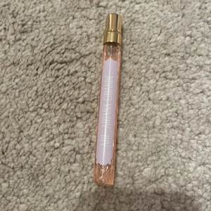 Ariana grande parfym - Ariana grande parfym helt full orginal pris 250kr men jag säljer för 80 med gratis frakt.