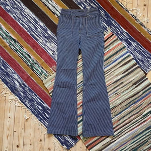 Randiga bootcut byxor - Ett par ur fräna vida byxor i blå vit randig stil. Typ jeans material. Shell och cotton. I fint skick. För fler bilder eller mått kontakta mig! Frakt sker via PostNord spårbart 57 kr 📦🙌