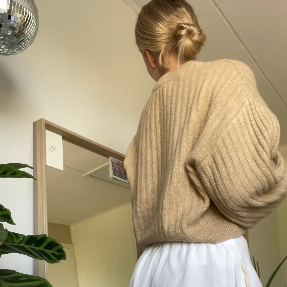 En beige stickad tröja från Gina tricot i använt men fint skick. Tröjan är i XS men passar på mig som är en S/M💘. Stickat.