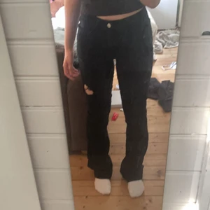 Jeans  - Bekväma jeans ifrån shein, stretchiga och sköna. Passar mig som är 160 lång. Köparen står för frakt❤️
