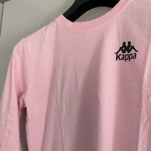 Långärmad rosa T-shirt  - Långärmad rosa T-shirt från kappa