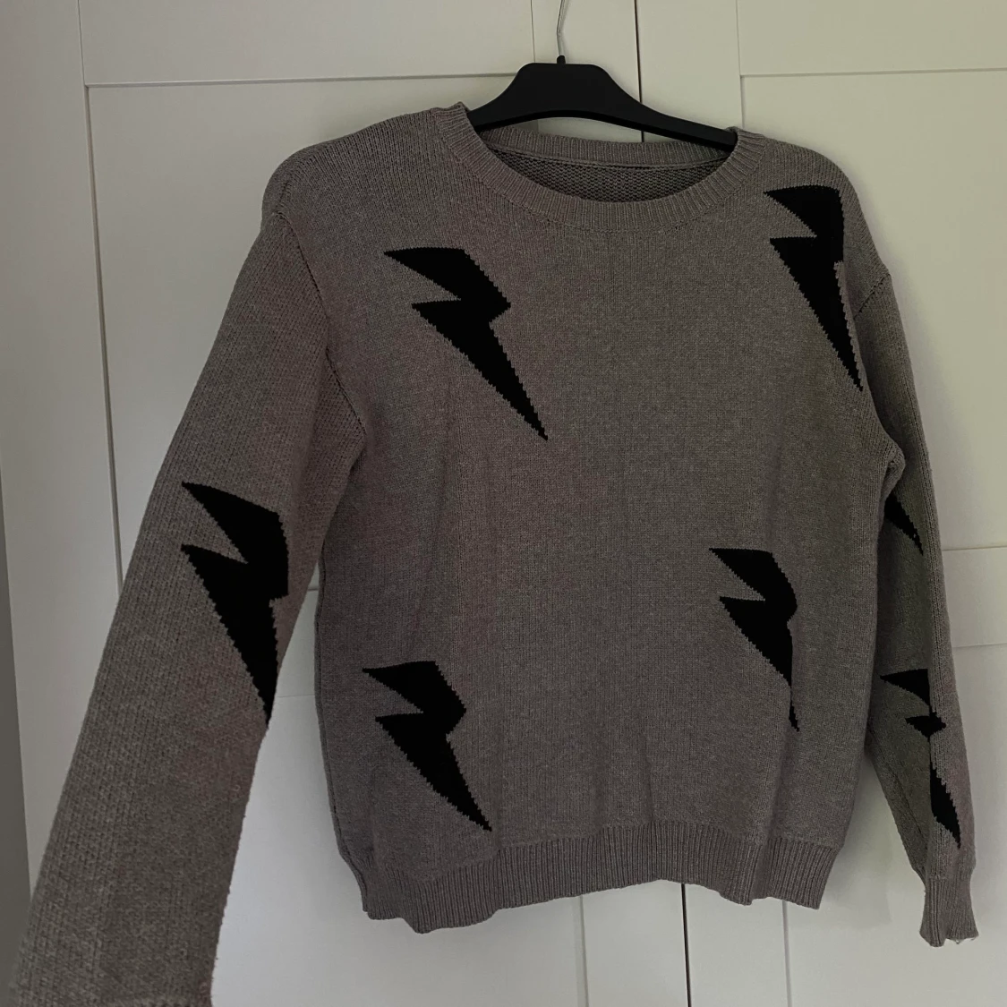 Stickad tröja med blixtrar! - 90