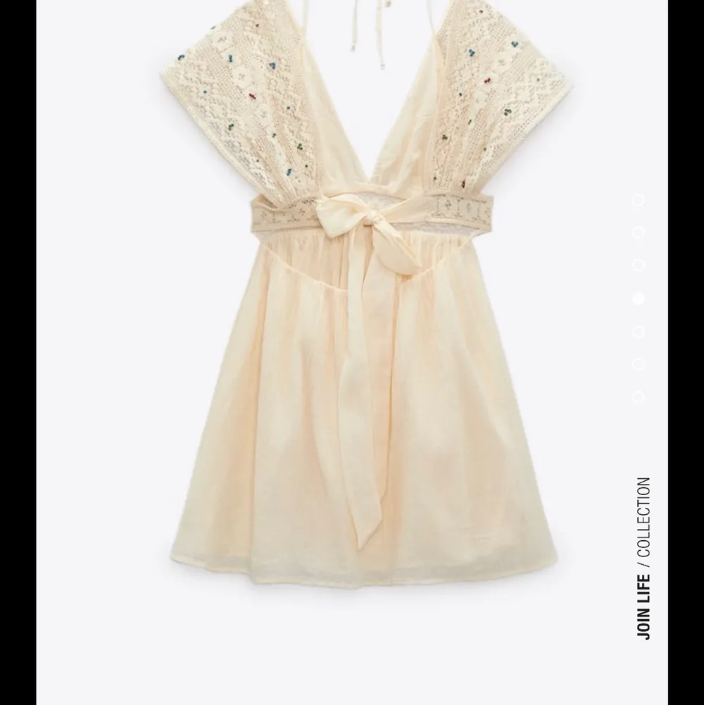 Super söt klänning från zara, använd 1 gång💕 Skriv privat för fler bilder💕 klänningen är i strl S men passar både mindre och större. Ny pris 500💕 . Klänningar.