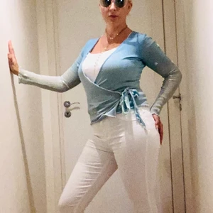 Omlotttröja Strl S/M - Snygg omlotttröja med ombreeffekt.  Skira armar med snygga sudda detaljer.  Märke Nougat London.  Strl S/M.   Rök- och djurfritt hem.  Skickar inom en vecka efter mottagen betalning. 