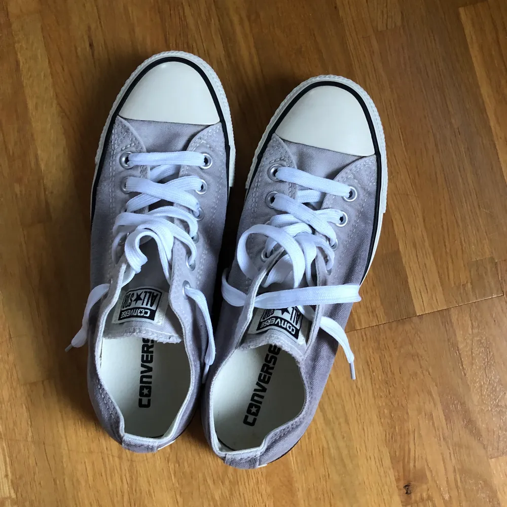 Grå/vita converse skor . Skor.