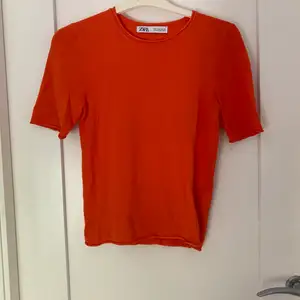En ostyrkt stickat tröja med färgen orange 🧶. Den är inte så töjbar så om man har storlek S eller xs så borde den passa. 100 plus frakt på 59kr