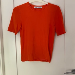Stickat t shirt  - En ostyrkt stickat tröja med färgen orange 🧶. Den är inte så töjbar så om man har storlek S eller xs så borde den passa. 100 plus frakt på 59kr