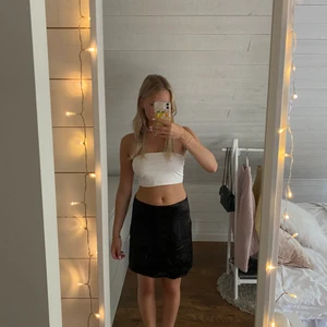 Kjol  - Kjol i silkes liknande material!