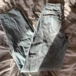 Ett par snygga ljusa jeans från Gina tricot! De är högmidjade och rätt så långa, bra längd på mig som är ca 170cm. Fint skick, men fler bilder kan fås 😊 kan skickas mot fraktkostnad.