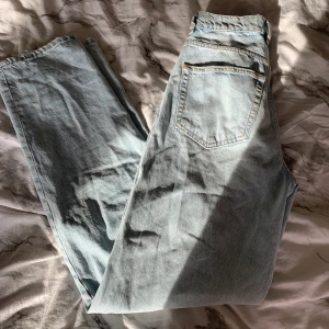 90s highwaist jeans - Ett par snygga ljusa jeans från Gina tricot! De är högmidjade och rätt så långa, bra längd på mig som är ca 170cm. Fint skick, men fler bilder kan fås 😊 kan skickas mot fraktkostnad.