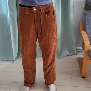 Manchesterbyxor  - Manchesterbyxor i brun/orange. Inköpta på Carlings. Nypris 600:-. Använt men vädigt gott skick.