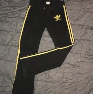 Adidas byxor - Lågmidjade bootcut adidas byxor. Storlek S, passar 160-165 i längd. 