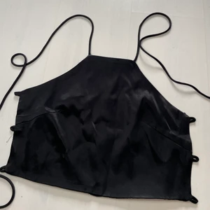 Topp med öppen rygg från Zara - Topp från Zara i satin-material med knytning i ryggen, säljer då den tyvärr inte kommer till användning💞 Skulle bedöma att den passar XS-M då banden är justerbara och kan knytas på väldigt många olika sätt. Skriv om du har frågor💞