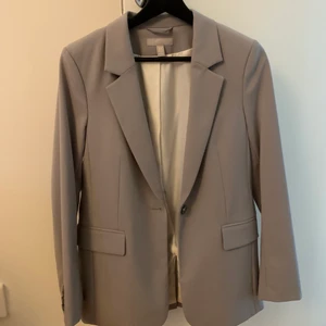 Kavaj - Grå blazer som jag aldrig använt, från hm. I priset ingår frakt🤩