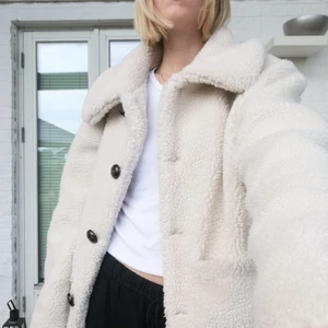 Nakd jacka - En fluffig kort jacka från Nakd, perfekt till hösten!! Använd en del men i fint skick. 