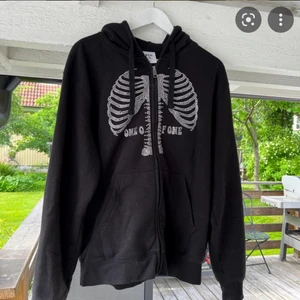 One of one hoodie - Intressekoll på min fina One Of One hoodie som köptes 2021. Äkta såklart! Köptes för 1000 kr och storlek L🫶🏻 Inte min bild!