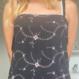 En söt klänning ifrån vero Moda🤍 - Klänning från vero moda med många söta detaljer, använd runt 4 ggr, säljer pga av att de inte kommer till användning🤍 köpt för 200, säljer för 166kr inklusive frakt🫶🏻 stl M men skulle mer säga XS/S, hör av er för frågor!💞