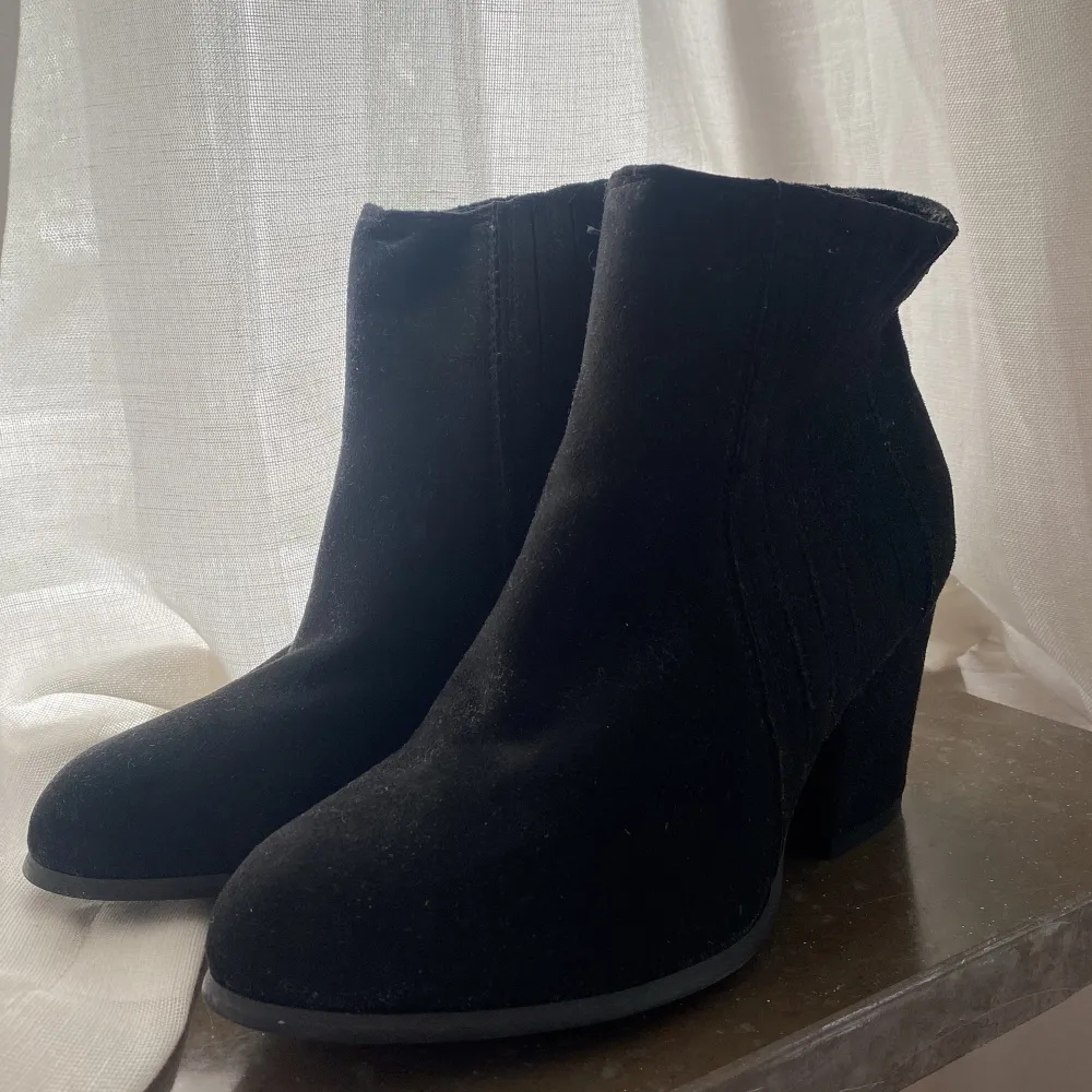 Snygga enkla svarta boots från mtng. Aldrig använda, storlek 37! Perfekta inför hösten nu Med en låg snygg klack! ♥️ 🐻. Skor.
