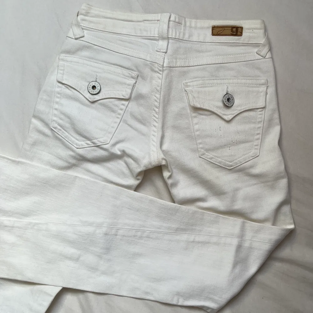 snygga bootcut jeans med detaljer👌 såg (för första gången) nu på bilderna att det syns en del missfärgningar- därav det låga priset:) Innerbenet är ca 86 cm & midjemåttet är ca 75 cm💕. Jeans & Byxor.