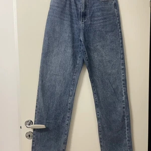 Mörk blå jeans  - Dom e jätte sköna o dom ger väldigt fin form till kroppen men dom för långa på mig så därför säljer jag dom