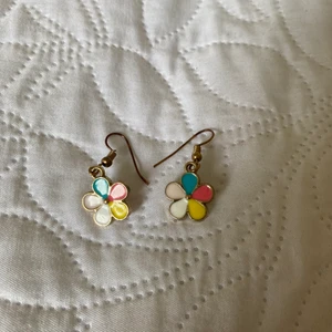 Örghängen  - Säljer dessa gulliga örhängen. Gillar dom inte längre. I bra skick ❤️