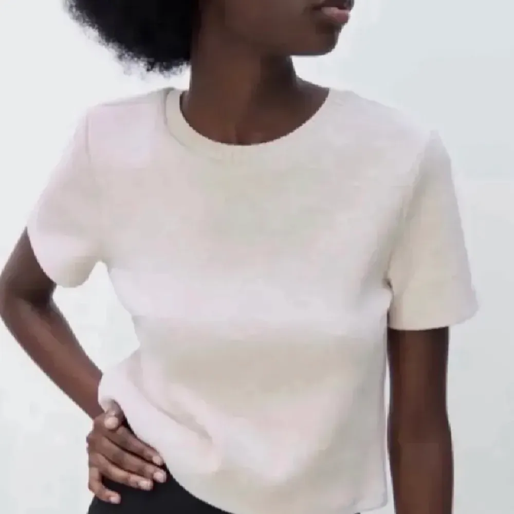 SĂ€ljer zara stickad t shirt i stolek s đ . Neuleet.