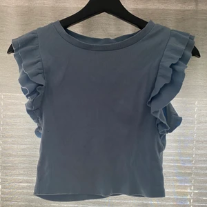 volang topp - volang topp ifrån zara. har inte använt den så mycket, ser ut som ny. säljer billigt för jag vill bli av med den. hör av dig om du har frågor eller vill ha fler bilder. köparen står för frakten💕