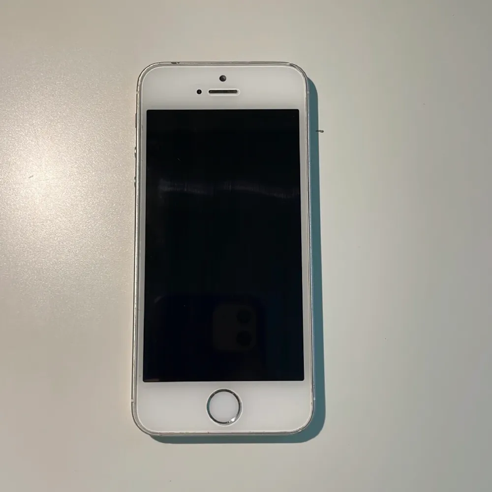 iPhone SE i mkt bra skick som är helt ny tvättad och har ej skyddsglas☺️ Säljer nu för endast 240 kr!🥰. Övrigt.