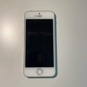 iPhone SE i mkt bra skick som är helt ny tvättad och har ej skyddsglas☺️ Säljer nu för endast 240 kr!🥰