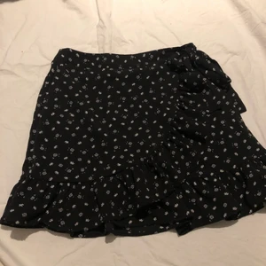 Söt sommarkjol - Söt sommarkjol ifrån new yorker den är svart med små vita blommor🤍🤍 storlek s minns ej vad den kostade men säljes för 100kr