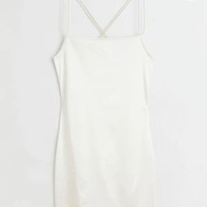 Vit klänning  - Säljer denna snygga vita satin klänningen då den inte kommer till nå användning🤍