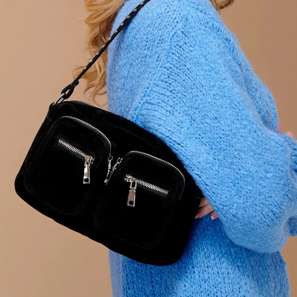 Väska från Noella, deras populära Celina väska. I svart med suede liknande känsla. Aldrig använd. Originalpris 699kr. . Väskor.