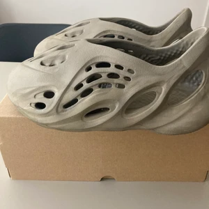 Yeezy foam runner - Yeezy foam runner 8/10 skick, lite smutsiga men kan lätt tvättas bort. Nypris 2000.